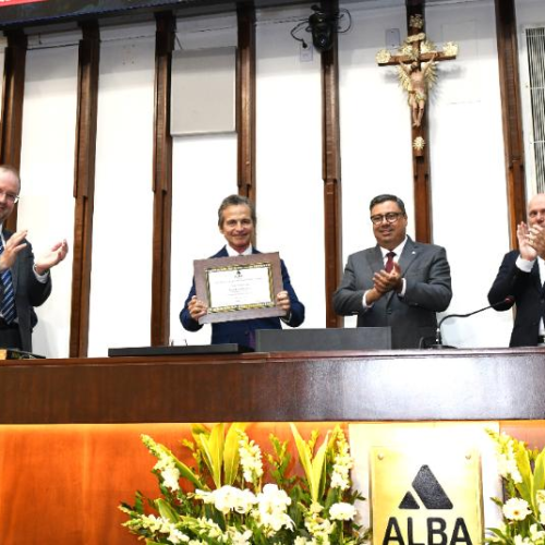 Empresário responsável por implementar shopping em Salvador recebe honraria na Alba